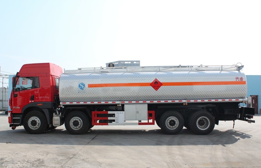 De Vrachtwagen30cbm Capaciteit van de Koolstofstaalfaw J6 8x4 Olietanker Één Jaargarantie