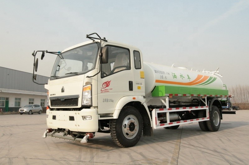 Vrachtwagen van de het Watertanker van SINOTRUK HOWO 4×2 de Lichte 5000L met Diesel/Waternevelvoertuig