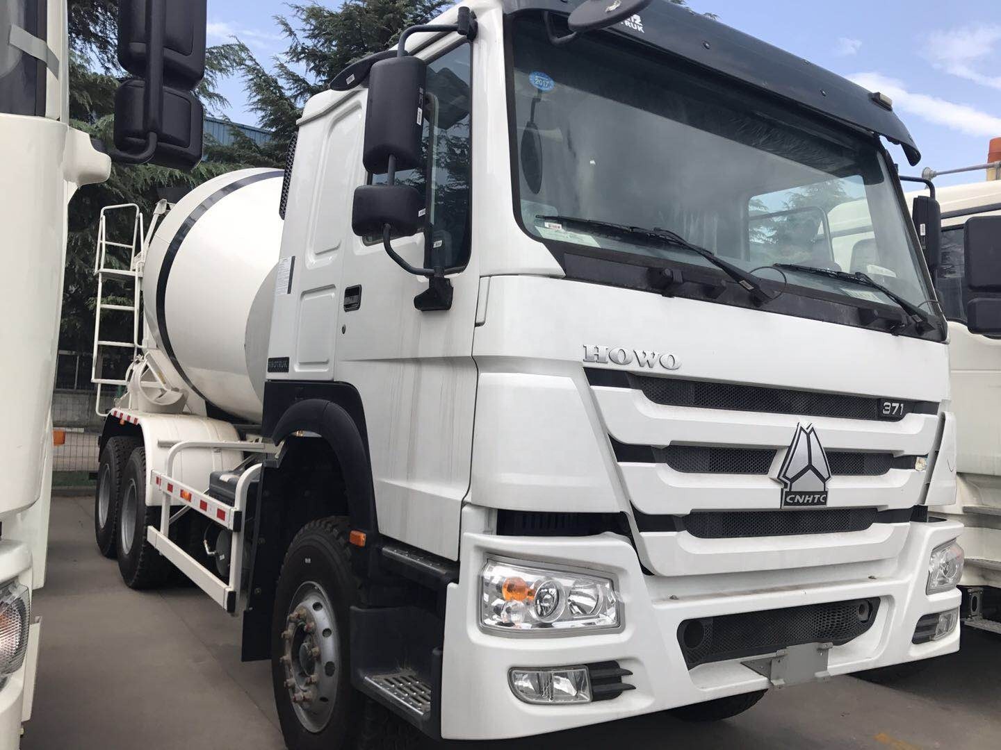 HOWO-Diesel Zelflading 10 de Kubieke Vrachtwagen van de Meters6×4 Concrete Mixer met Q345B-Materiaal