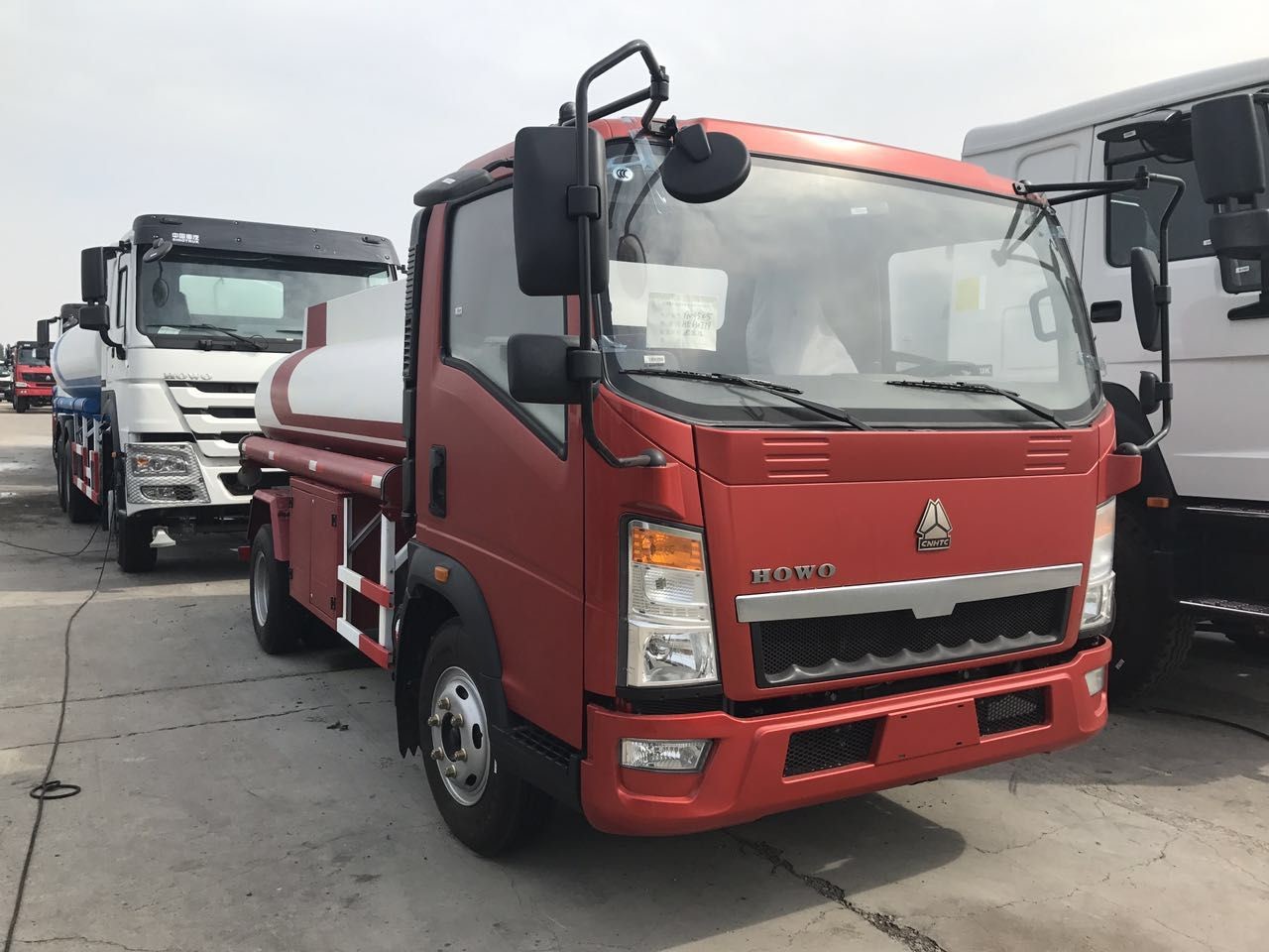 De Vrachtwagen5m3 Capaciteit van de rode Kleuren85kw Stookolie met Pomp en Kanonccc