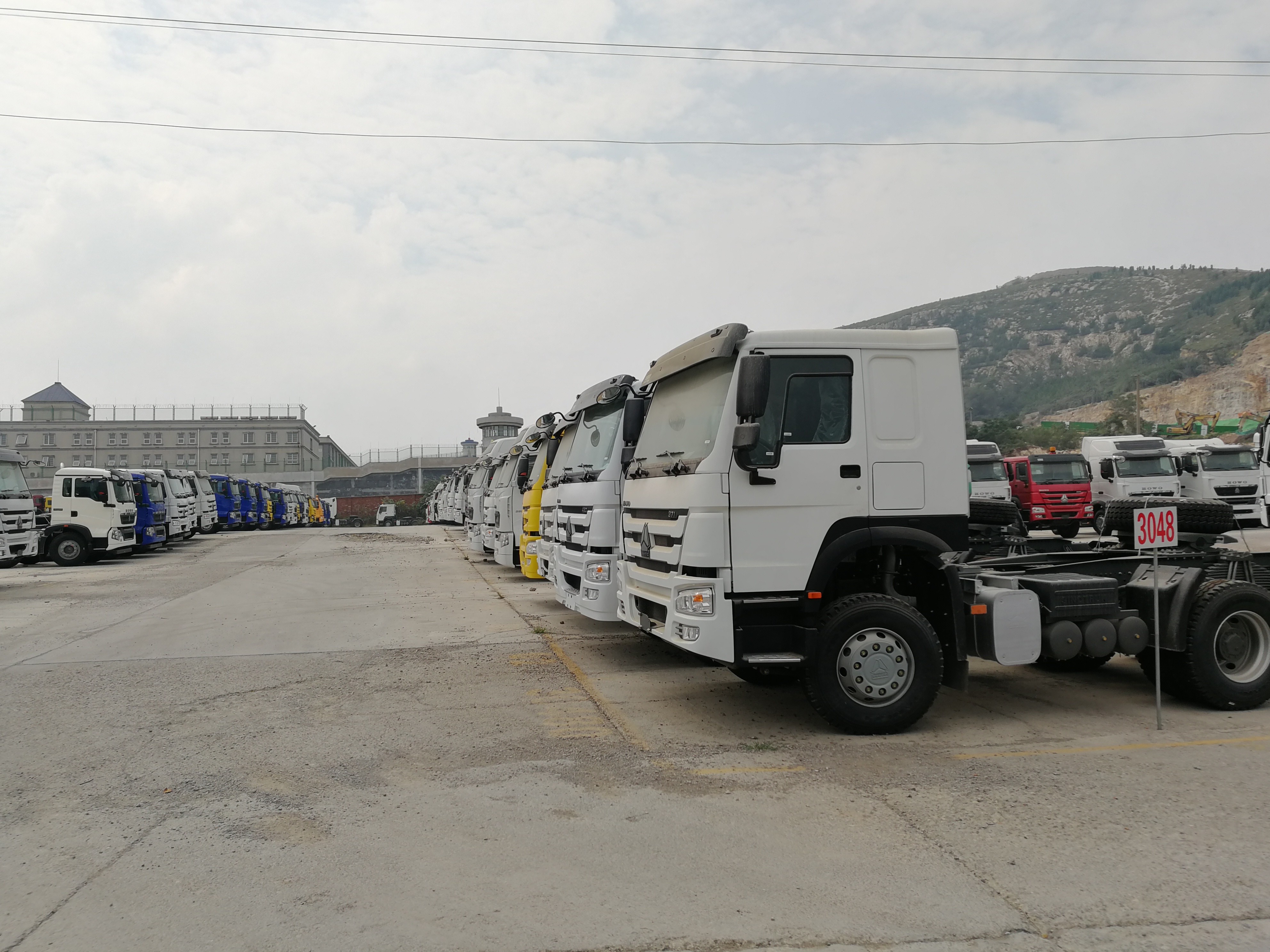 Sinotruk Howo 6x4 420 PK-de Vrachtwagen van de Tractoraanhangwagen met D12.40-Motor en HW76-Cabine
