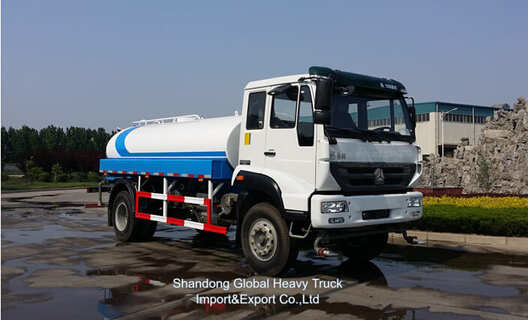 Sinotruk 3000-liter water tankers Sprinkler Truck voor het vervoer van water en wegschoonmaak