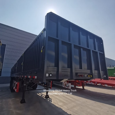 Semi-aanhanger met drieassige stalen hekken voor bulktransport