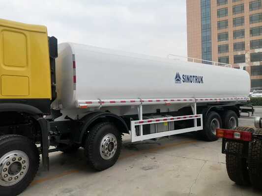 Sinotruk HOWO 8×4 aandrijving wielen water tank truck met koolstofstaal tank en 10 kubieke meter capaciteit