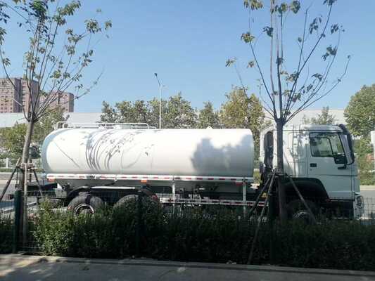 HOWO-watertankwagen met een laadvermogen van 21-30 t en Sinotruk HOWO-chassis voor betrouwbaar watertransport en besproeiing