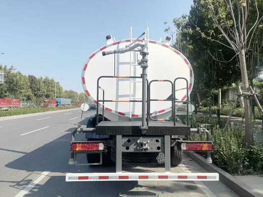 HOWO-watertankwagen met een laadvermogen van 21-30 t en Sinotruk HOWO-chassis voor betrouwbaar watertransport en besproeiing