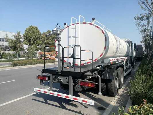 HOWO-watertankwagen met een laadvermogen van 21-30 t en Sinotruk HOWO-chassis voor betrouwbaar watertransport en besproeiing