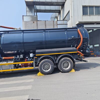 HOWO 15CBM Vacuümzuigtruck met 6×4 aandrijving en hydraulische afzuigkracht voor het reinigen van septic tanks