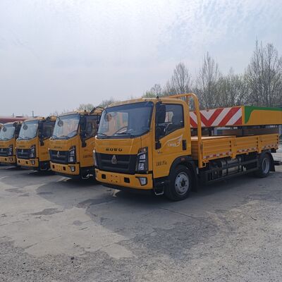 HOWO 4×2 crash cushion truck met meerlaagse stalen energie-absorberende structuur Hydraulisch hefsysteem en LED-waarschuwingslichten voor verkeersveiligheid