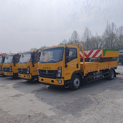HOWO 4×2 crash cushion truck met meerlaagse stalen energie-absorberende structuur Hydraulisch hefsysteem en LED-waarschuwingslichten voor verkeersveiligheid