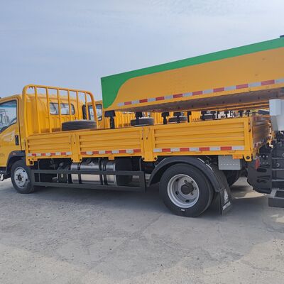 HOWO 4×2 crash cushion truck met meerlaagse stalen energie-absorberende structuur Hydraulisch hefsysteem en LED-waarschuwingslichten voor verkeersveiligheid
