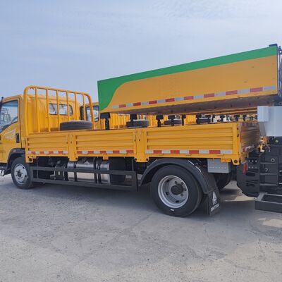 HOWO 4×2 crash cushion truck met meerlaagse stalen energie-absorberende structuur Hydraulisch hefsysteem en LED-waarschuwingslichten voor verkeersveiligheid