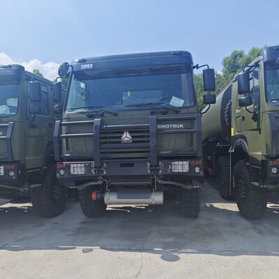 HOWO 8×8 brandstoftankwagen met een capaciteit van 30000L en een motor van 371 pk voor het transport van zware brandstof