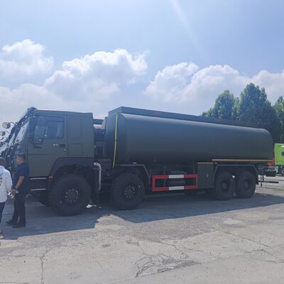 HOWO 8×8 40.000L brandstoftankwagen met 371 pk motor en 8×8 vierwielaandrijving voor zwaar brandstoftransport