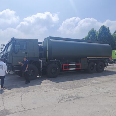 HOWO 8×8 45.000L brandstoftankwagen met 371 pk motor en 8×8 vierwielaandrijving voor zwaar brandstoftransport