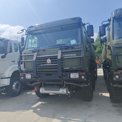 HOWO 8×8 40.000L brandstoftankwagen met 371 pk motor en 8×8 vierwielaandrijving voor zwaar brandstoftransport