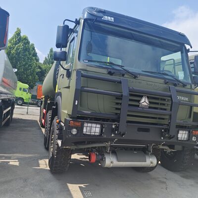HOWO 8×8 brandstoftankwagen met een capaciteit van 30000L en een motor van 371 pk voor het transport van zware brandstof
