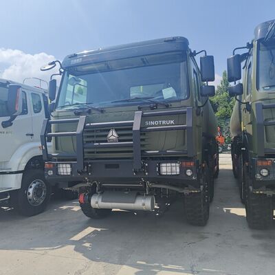 HOWO 8×8 brandstoftankwagen met een capaciteit van 30000L en een motor van 371 pk voor het transport van zware brandstof