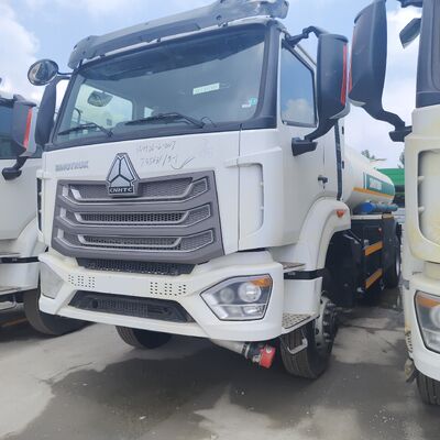 HOWO NX 6×4 CNG brandstoftankwagen met een motor van 400 pk en een capaciteit van 25.000 liter voor de distributie van brandstof