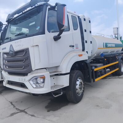 HOWO NX 6×4 CNG brandstoftankwagen met een motor van 400 pk en een capaciteit van 25.000 liter voor de distributie van brandstof