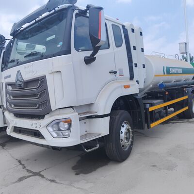 HOWO NX 6×4 CNG-brandstoftankwagen met een motor van 400 pk en een nuttige lading van 20 ton voor het vervoer van diesel en benzine