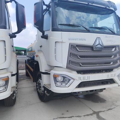 HOWO NX 6×4 CNG-brandstoftankwagen met een motor van 400 pk en een nuttige lading van 20 ton voor het vervoer van diesel en benzine