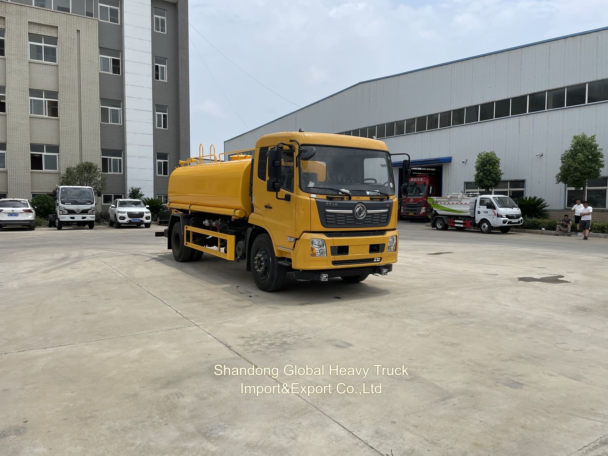 China Lagere prijs Zwaar werk 10/12 Wielen Sprinkler Sanitaire voertuig 20000/30000 liter