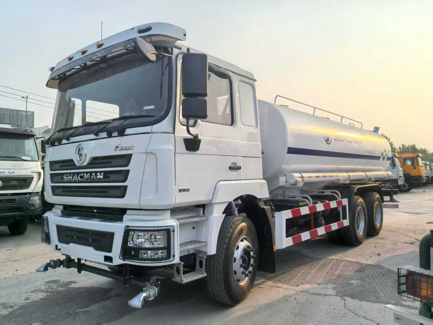 Fabrieksprijs Shacman 6×4 20000L roestvrij staal water tank truck met 20 ton laadvermogen