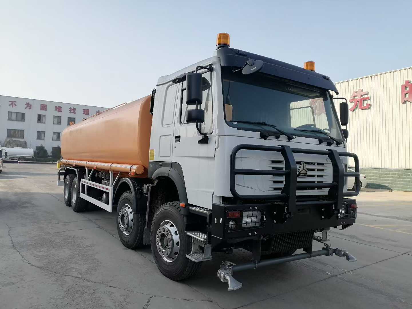 HOWO Nx 6X4 380 pk 25000 liter drinkwatertanker sprinklertruck met versterkt chassis