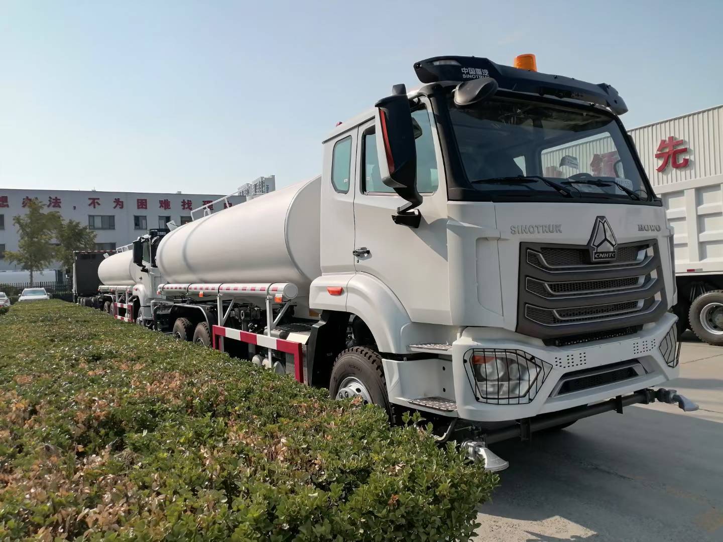 Gloednieuwe Sinotruk HOWO TX/NX 6×4 Sprinkler Watertankwagen met 20 ton laadvermogen en roestvrijstalen tank