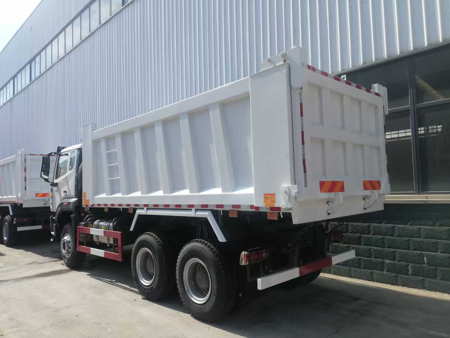 China Sinotruk HOWO Gebruikte 371/375PK 8x4 Rechtsgestuurde Mini Kipper