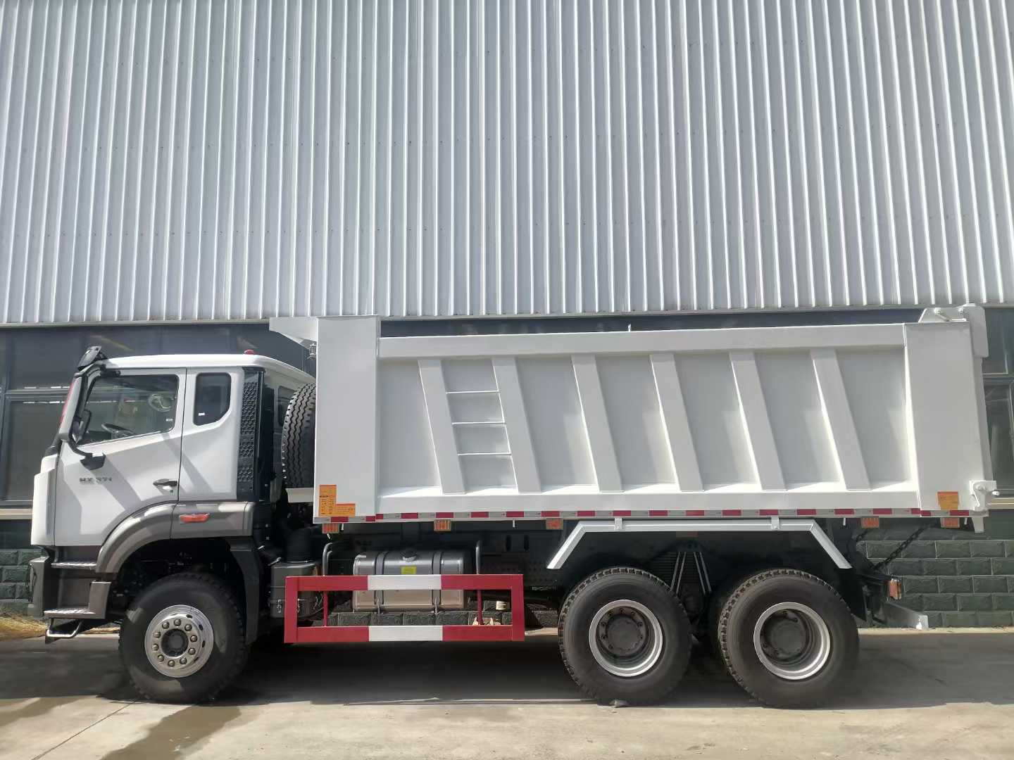 De stevige Bouwstortplaatsvrachtwagen gebruikte Sinotruk HOWO Nx 440HP 6X4 voor Op zwaar werk berekende behoeften