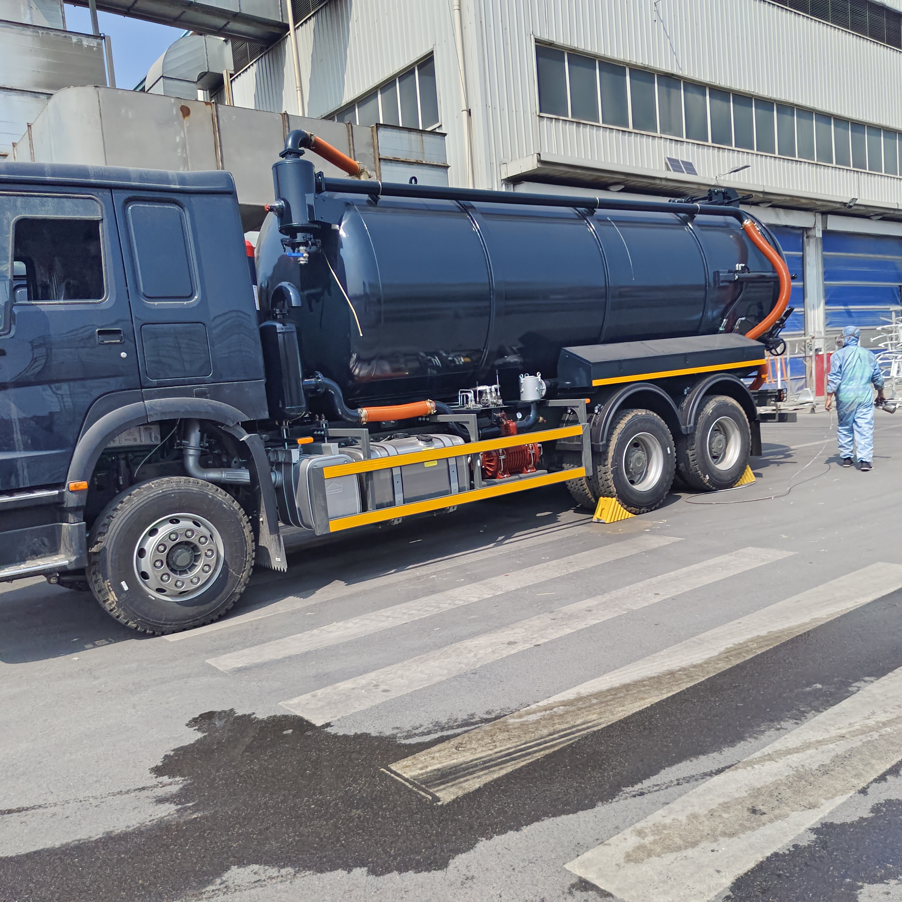 HOWO 15CBM vacuüm rioolzuigwagen met 6*4 aandrijfwiel en hydraulische kipafvoer voor septische tankreiniging