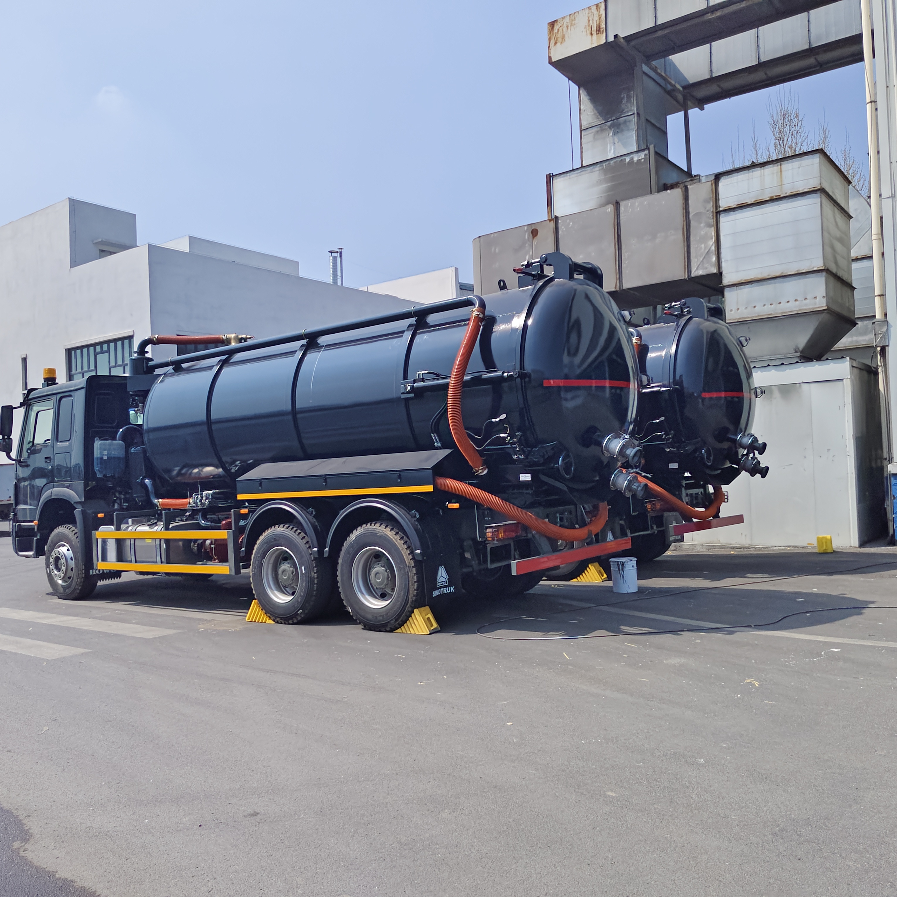 HOWO 15CBM Vacuümzuigtruck met 6*4 aandrijving en dieselbrandstof voor het reinigen van septische tanks en het vervoer van slib