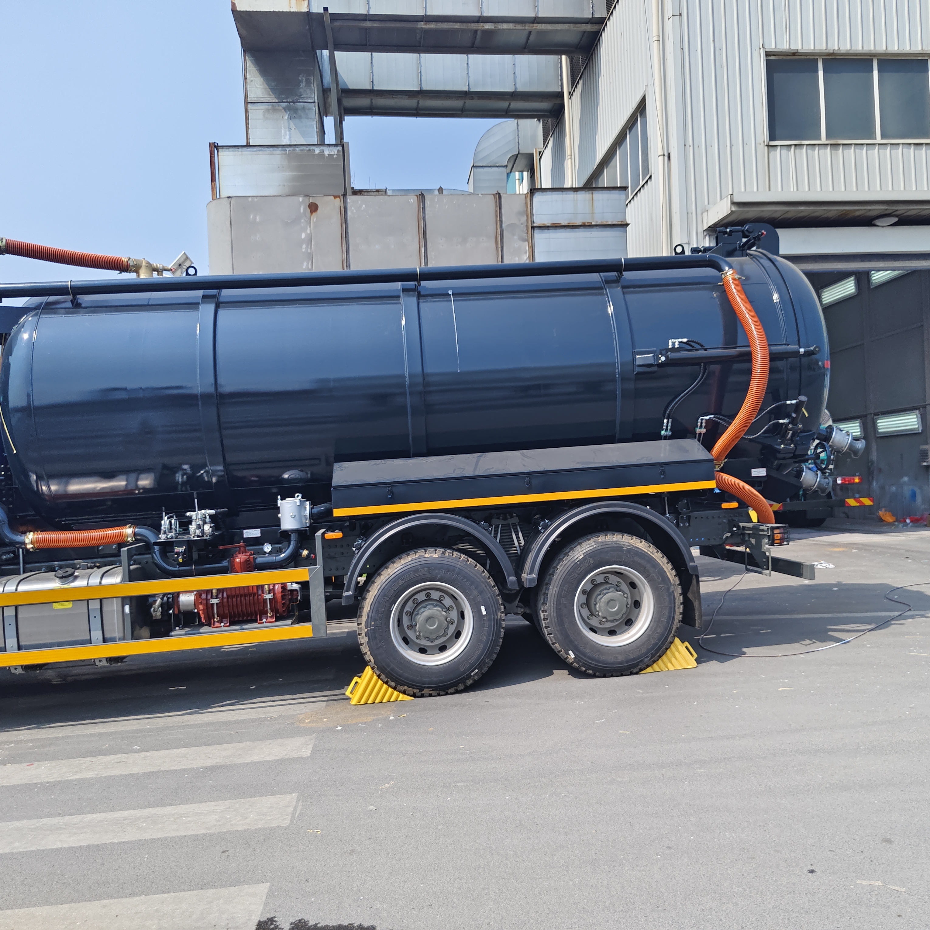 HOWO 15CBM Vacuümzuigtruck met 6×4 aandrijving en hydraulische afzuigkracht voor het reinigen van septic tanks