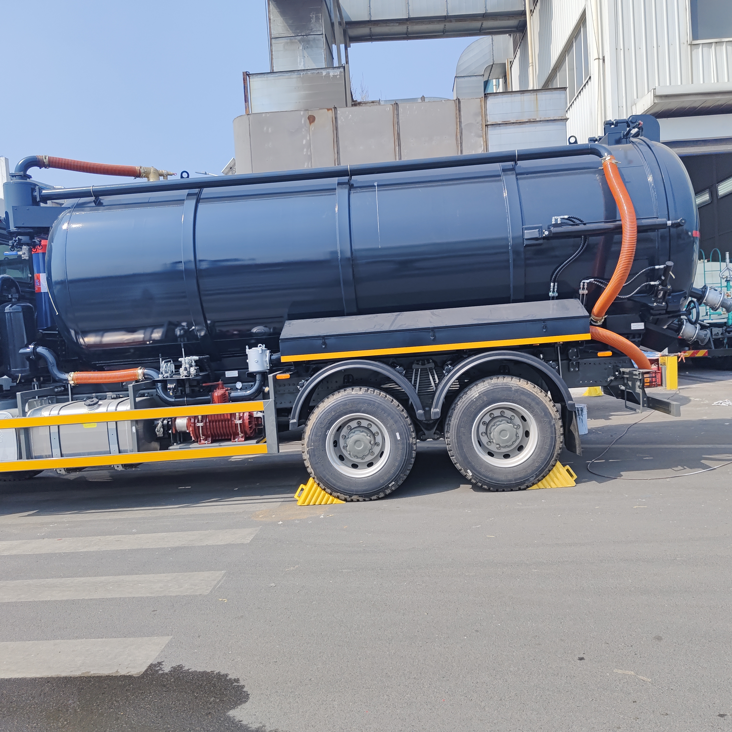 HOWO 15CBM Vacuüm rioolzuigtruck met 266 pk motor en 6×4 aandrijving voor het reinigen van septic tank