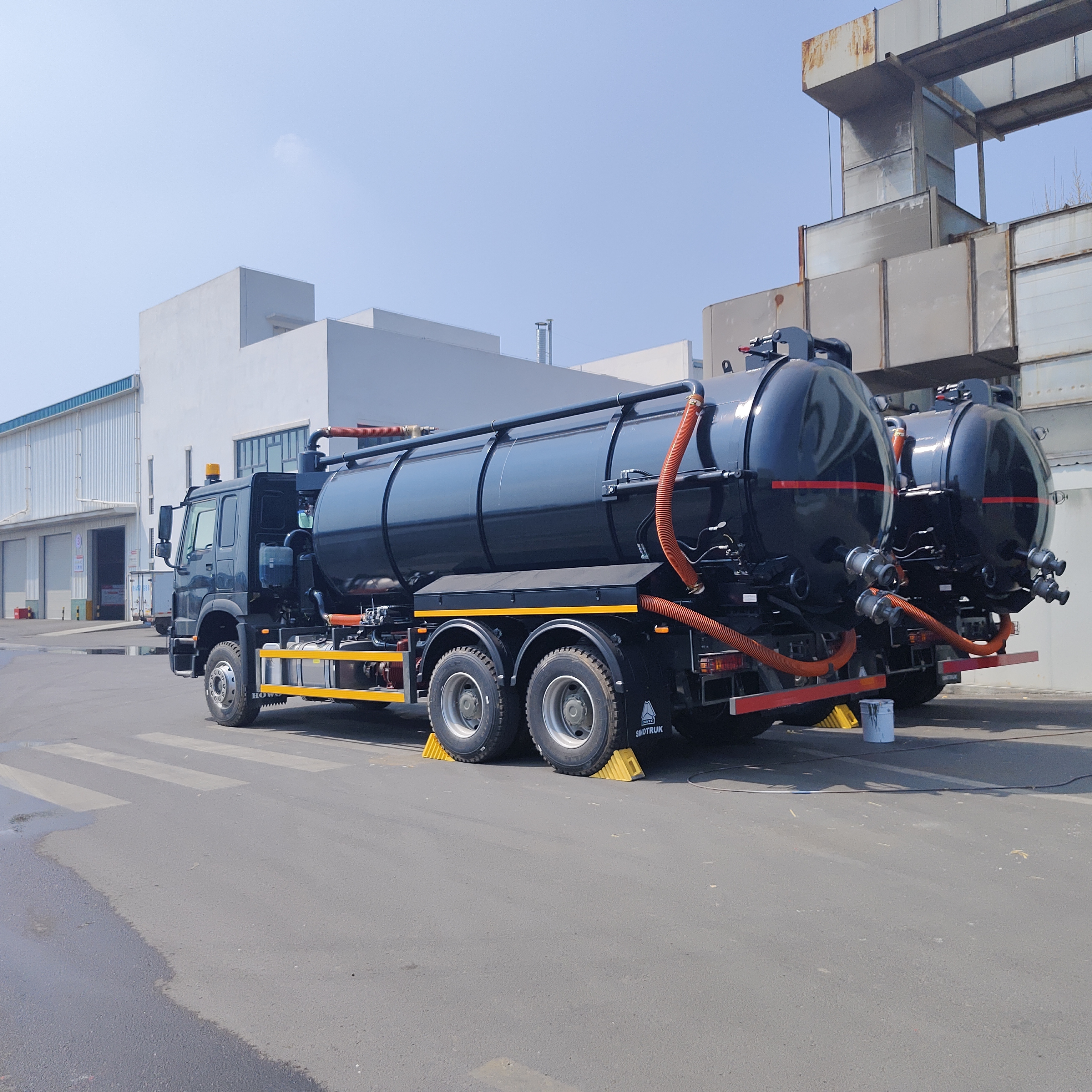 HOWO 15CBM Vacuüm Afvoerzuigtruck met 6×4 aandrijving en 266 pk motorvermogen voor gemeentelijke en industriële afvalstoffen