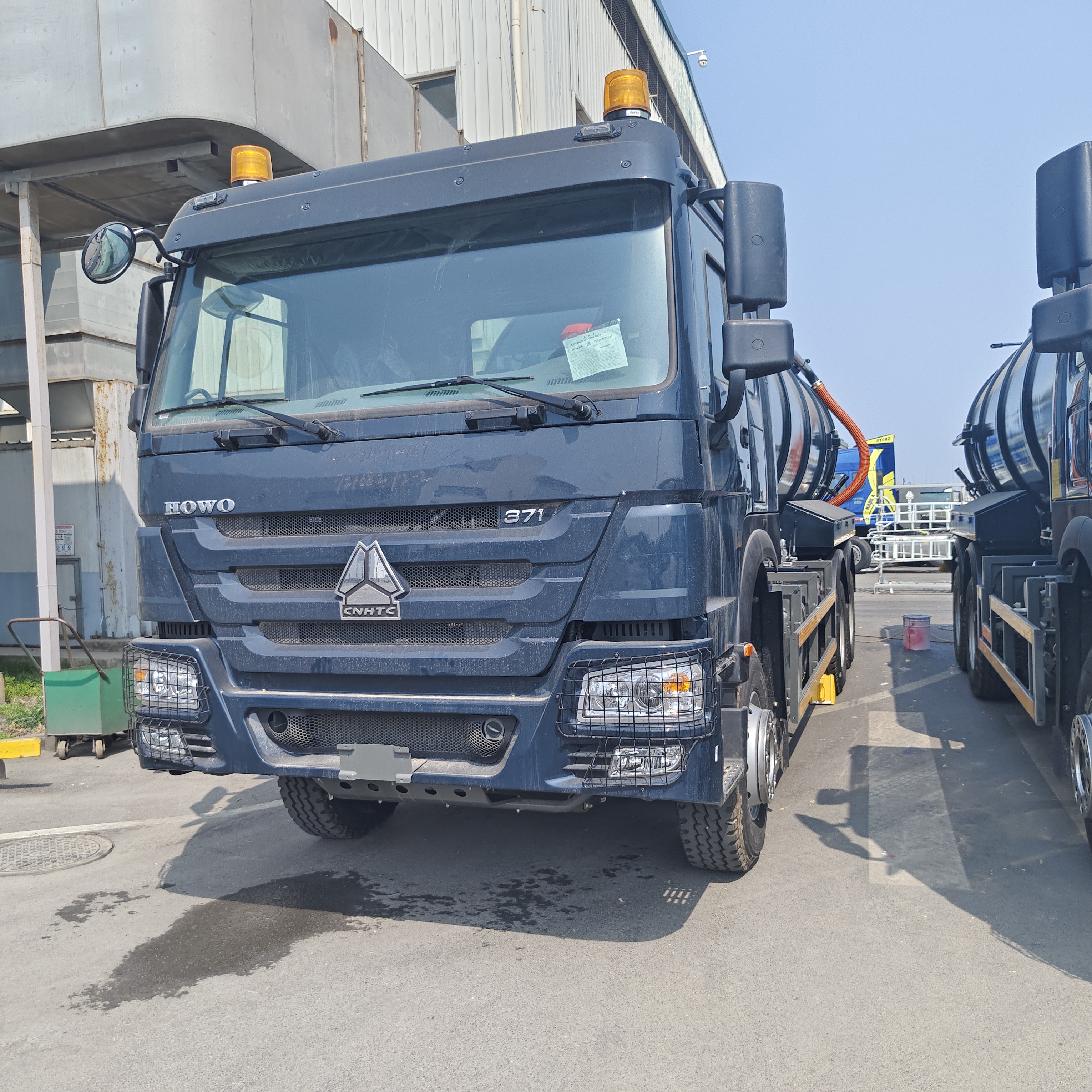 HOWO 15CBM Vacuümzuigtruck met 6×4 aandrijving en 336 pk motor voor het reinigen van septische tanks en industrieel afval