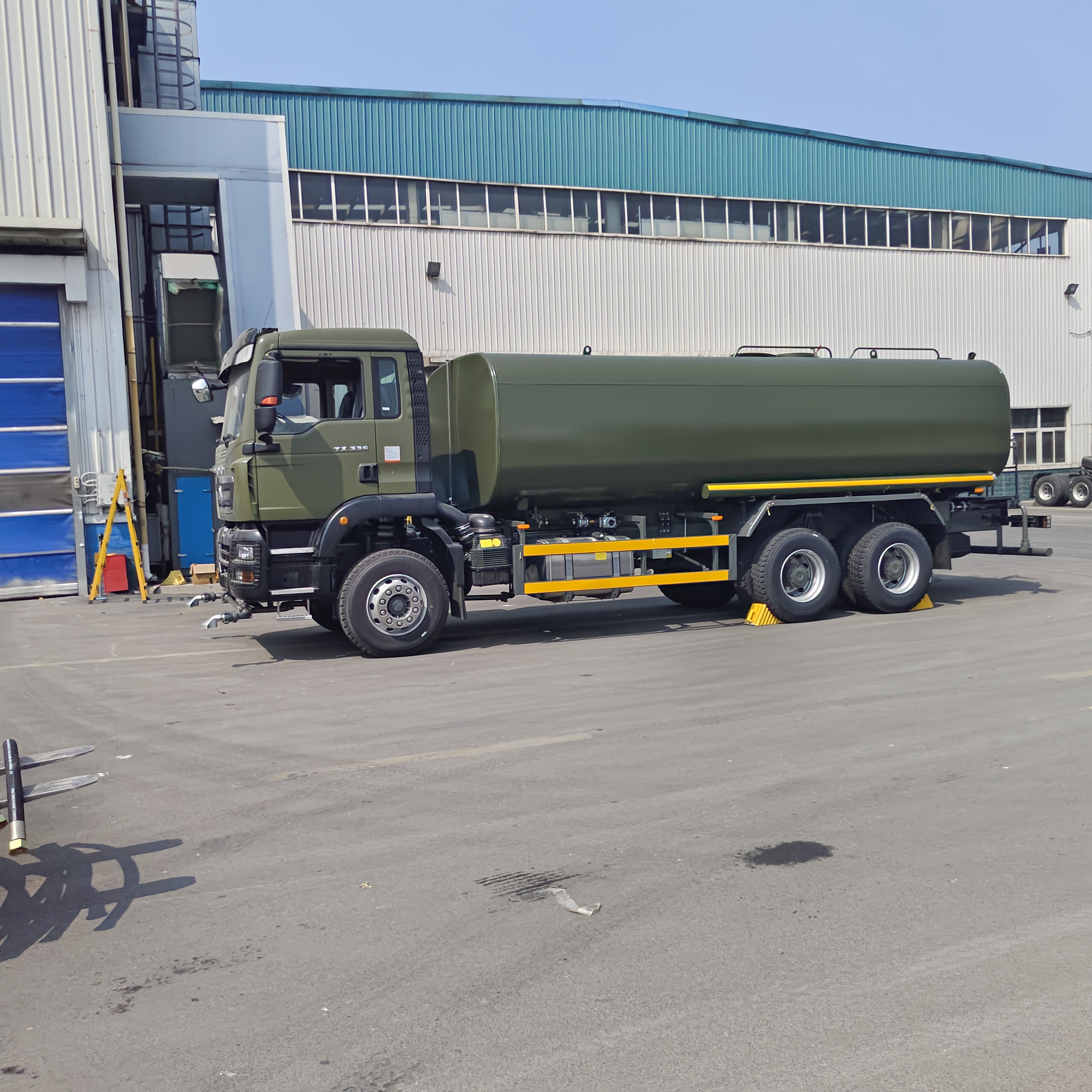 HOWO TX 6×4 watertanks met een nuttige lading van 20 ton volgens de Euro 2-emissienorm en een besproeiingsoppervlakte van > 16 m voor stofbestrijding en gemeentelijke reiniging