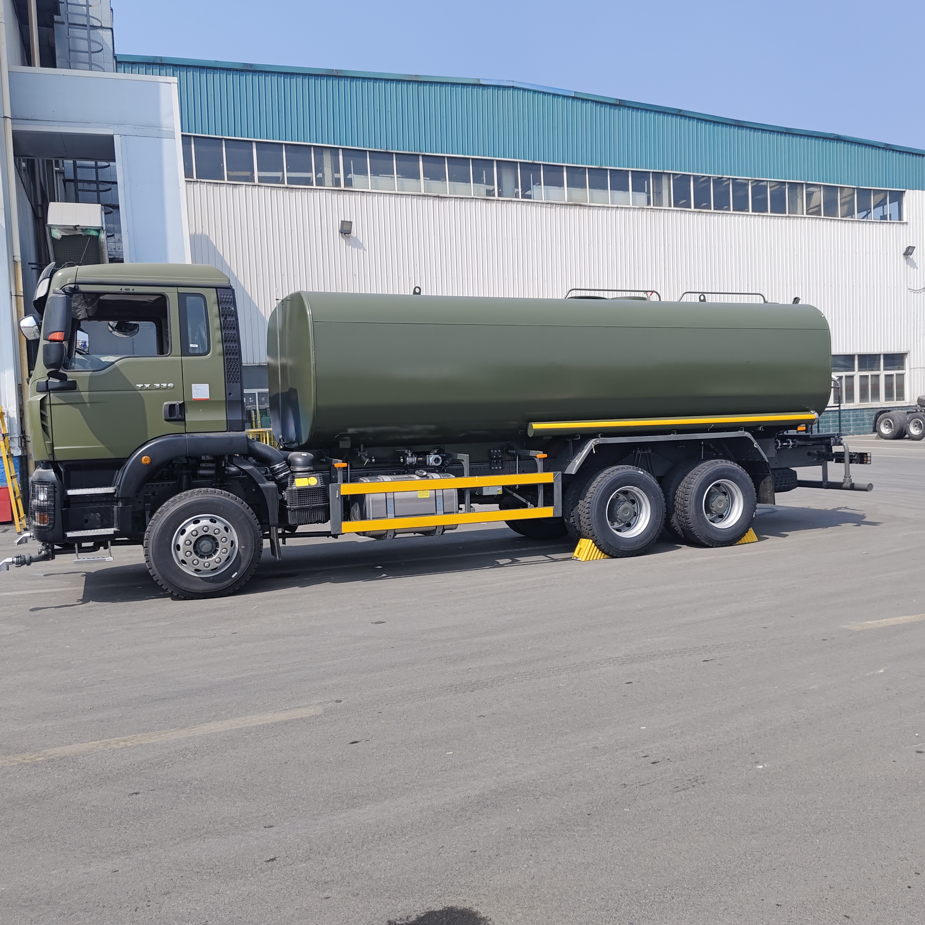 HOWO TX 6×4 watertankstruck met 15-20 CBM capaciteit Hoogdrukcentrifuge waterpomp en versterkte tankcarosserie voor stofonderdrukking en gemeentelijke reiniging