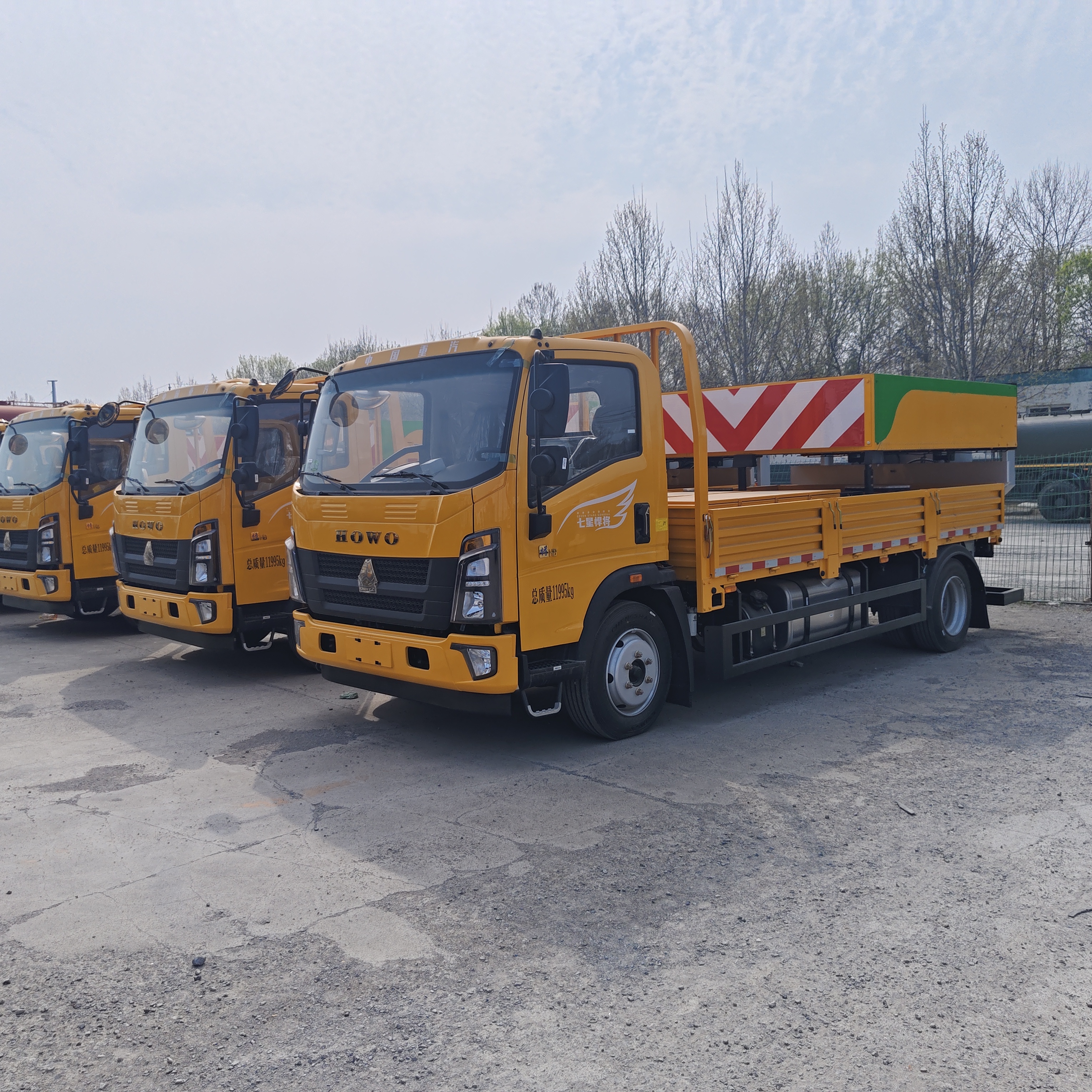 HOWO 4×2 Dieselmotor Crash Cushion Truck met hydraulisch besturingssysteem en modulair energie-absorberend ontwerp voor verkeersveiligheid