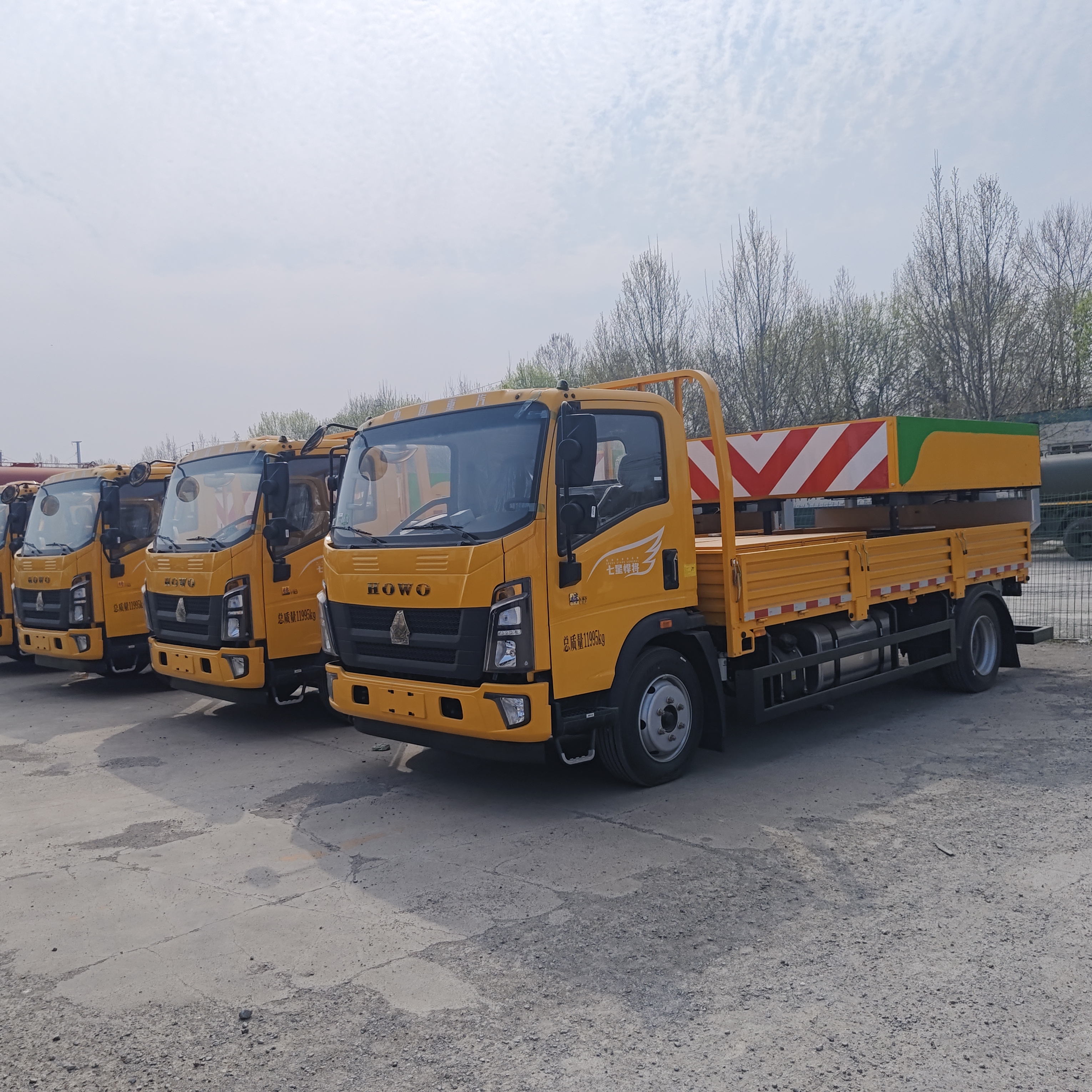 HOWO 4×2 crash cushion truck met hoogwaardige energie-absorptie en modulair vervangend ontwerp voor verkeersveiligheid