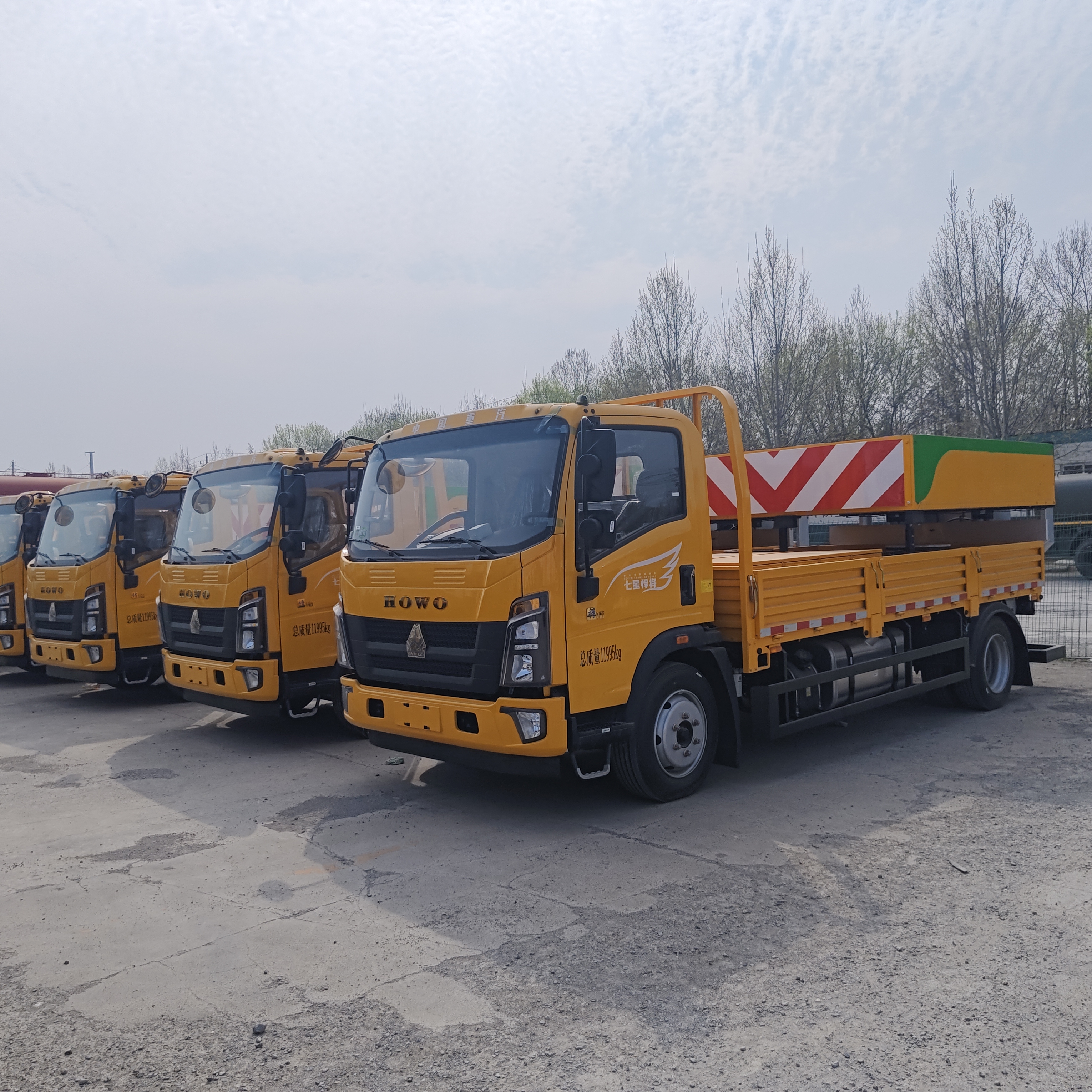 HOWO 4×2 crash cushion truck met meerlaagse stalen energie-absorberende structuur Hydraulisch hefsysteem en LED-waarschuwingslichten voor verkeersveiligheid