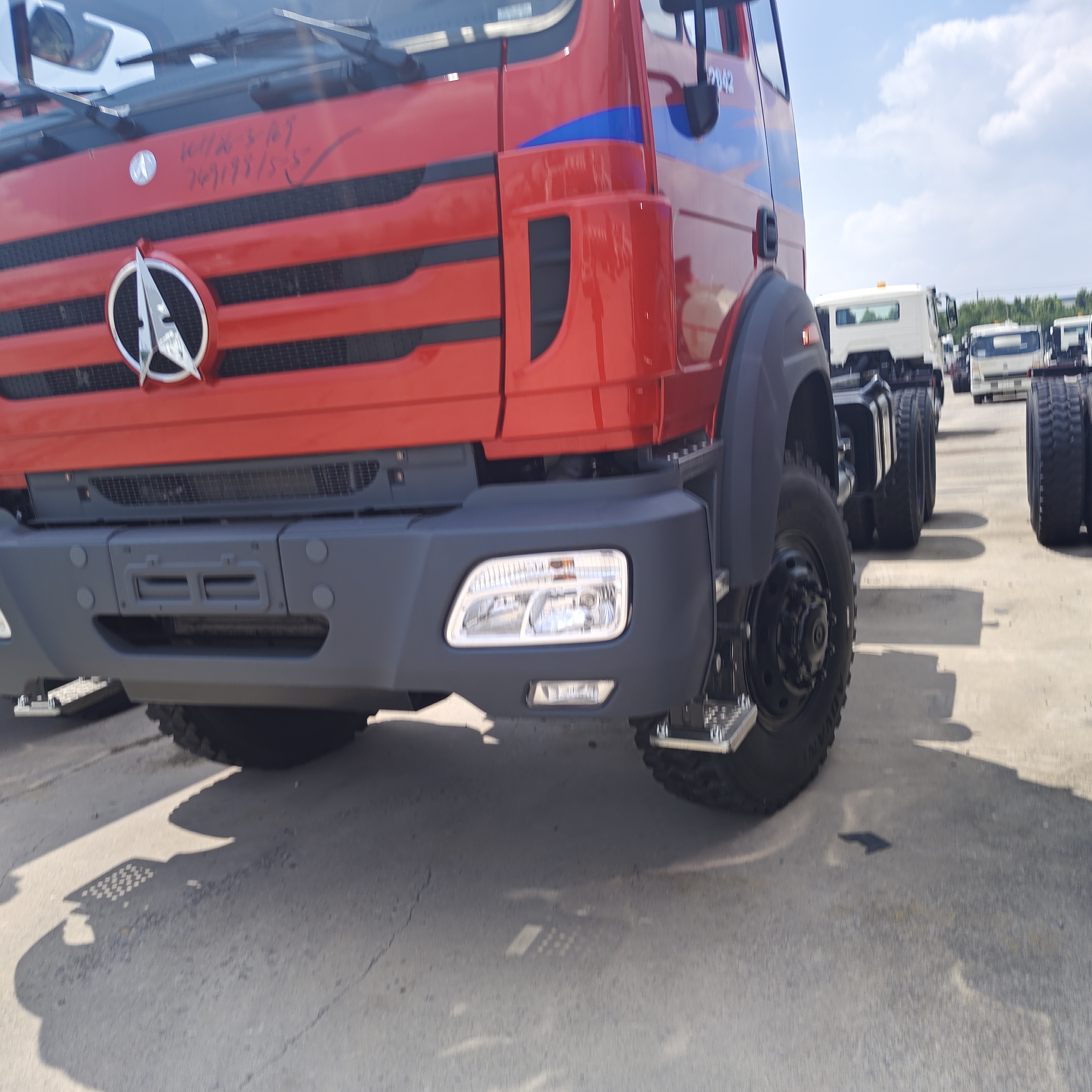 BEIBEN 2642 6×4 zware trekkertruck met 420 pk WEICHAI-motor en chassis van Mercedes-Benz Technology