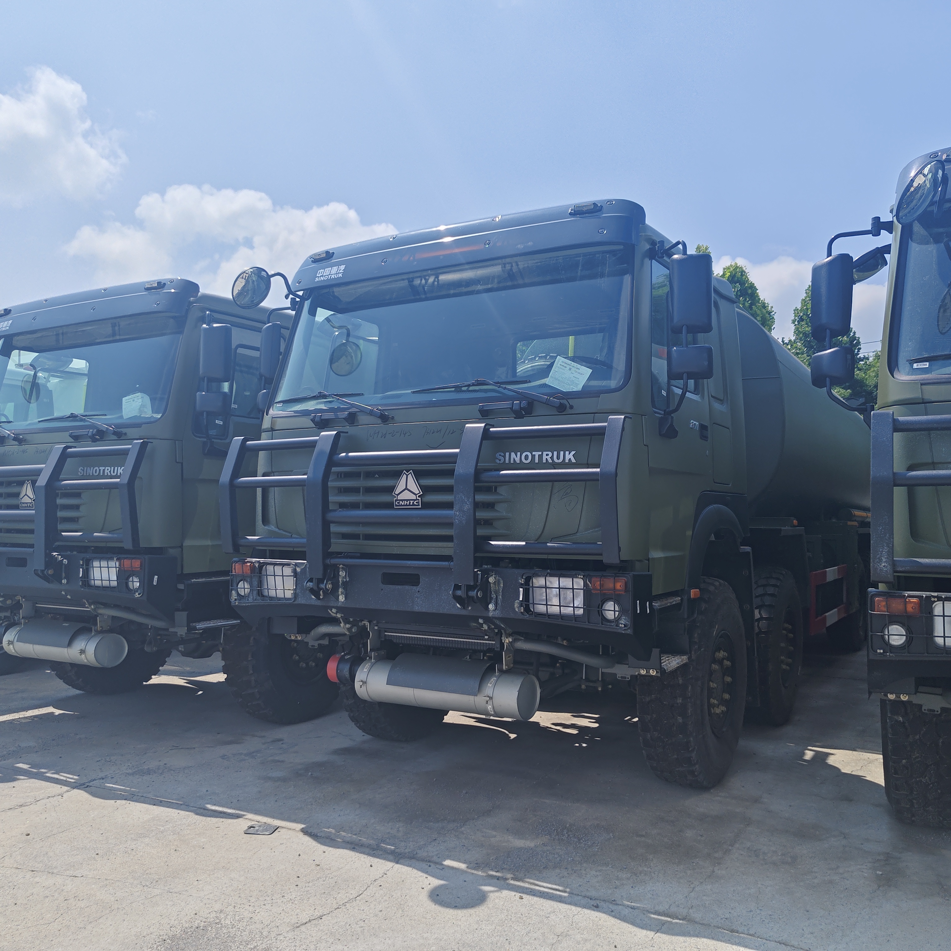 HOWO 8×8 50.000L brandstoftankwagen met 371 pk motor en 8×8 vierwielaandrijving voor zwaar brandstoftransport