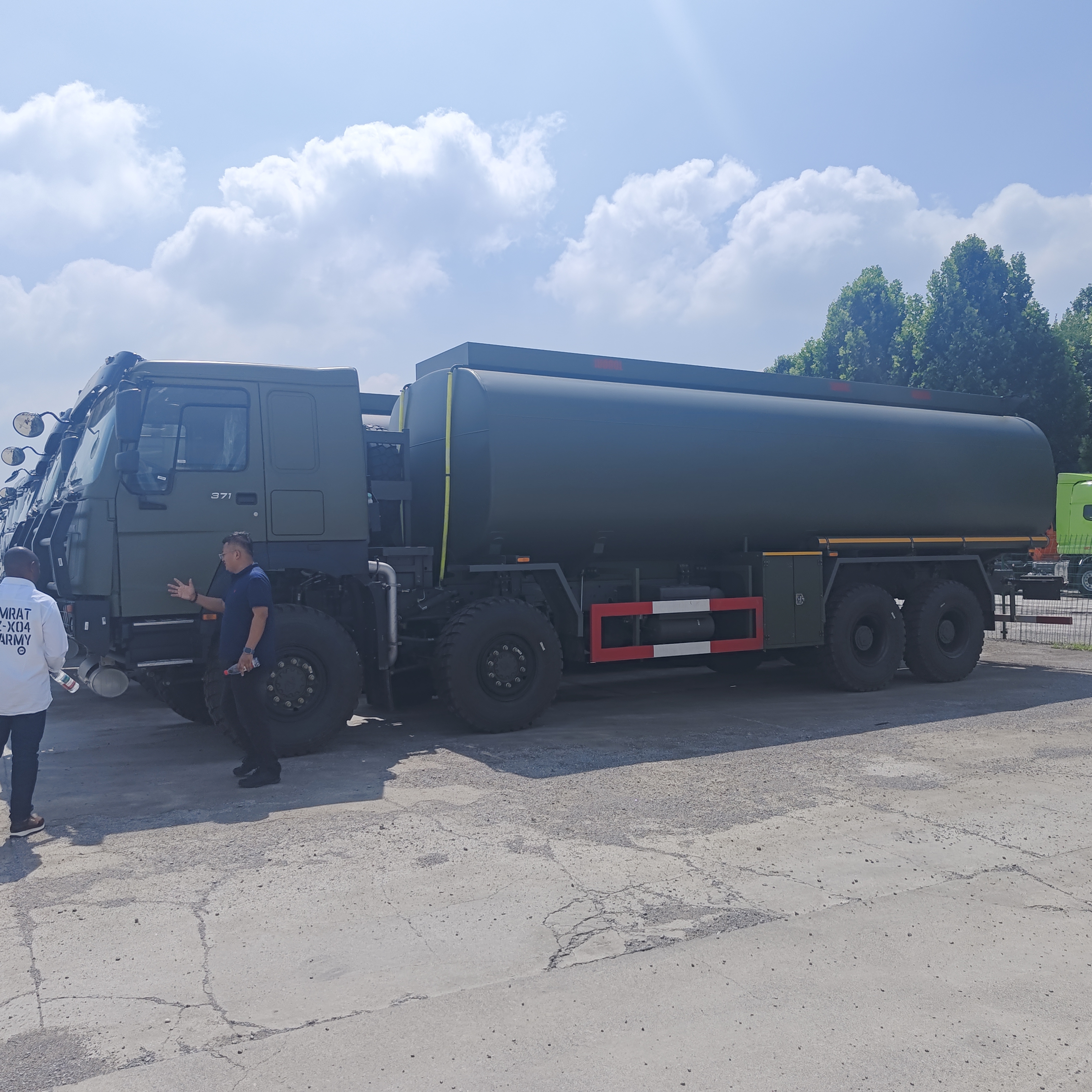 HOWO 8×8 45.000L brandstoftankwagen met 371 pk motor en 8×8 vierwielaandrijving voor zwaar brandstoftransport