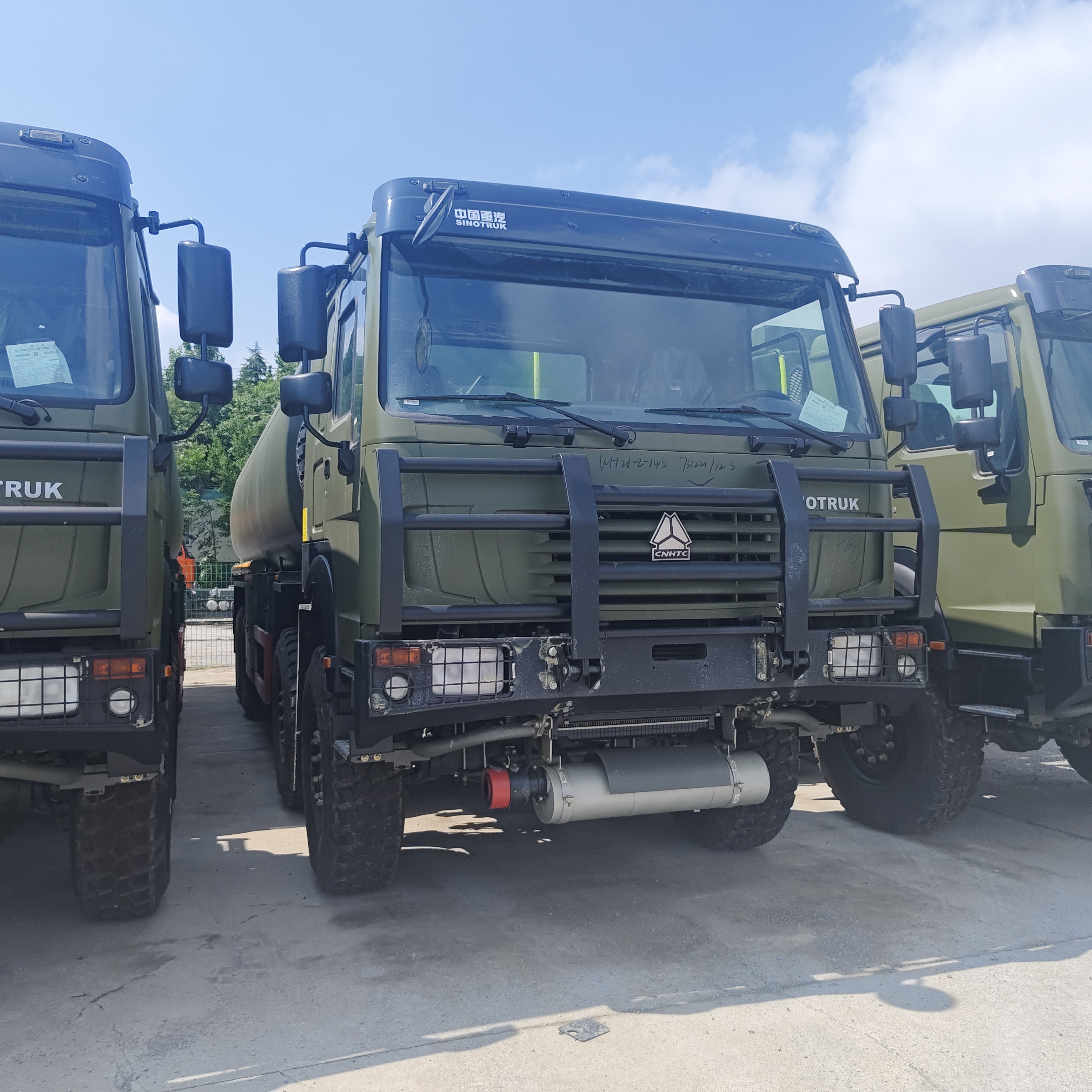 HOWO 8×8 40.000L brandstoftankwagen met 371 pk motor en 8×8 vierwielaandrijving voor zwaar brandstoftransport