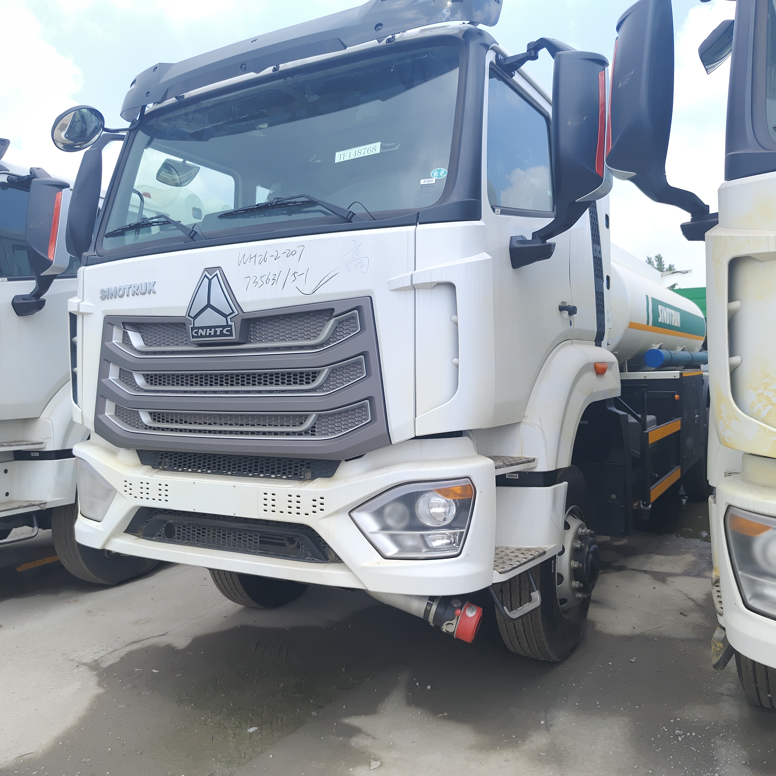 HOWO NX 6×4 CNG-brandstoftankwagen met 400 pk motor en 30.000 liter capaciteit voor diesel- en benzinetransport