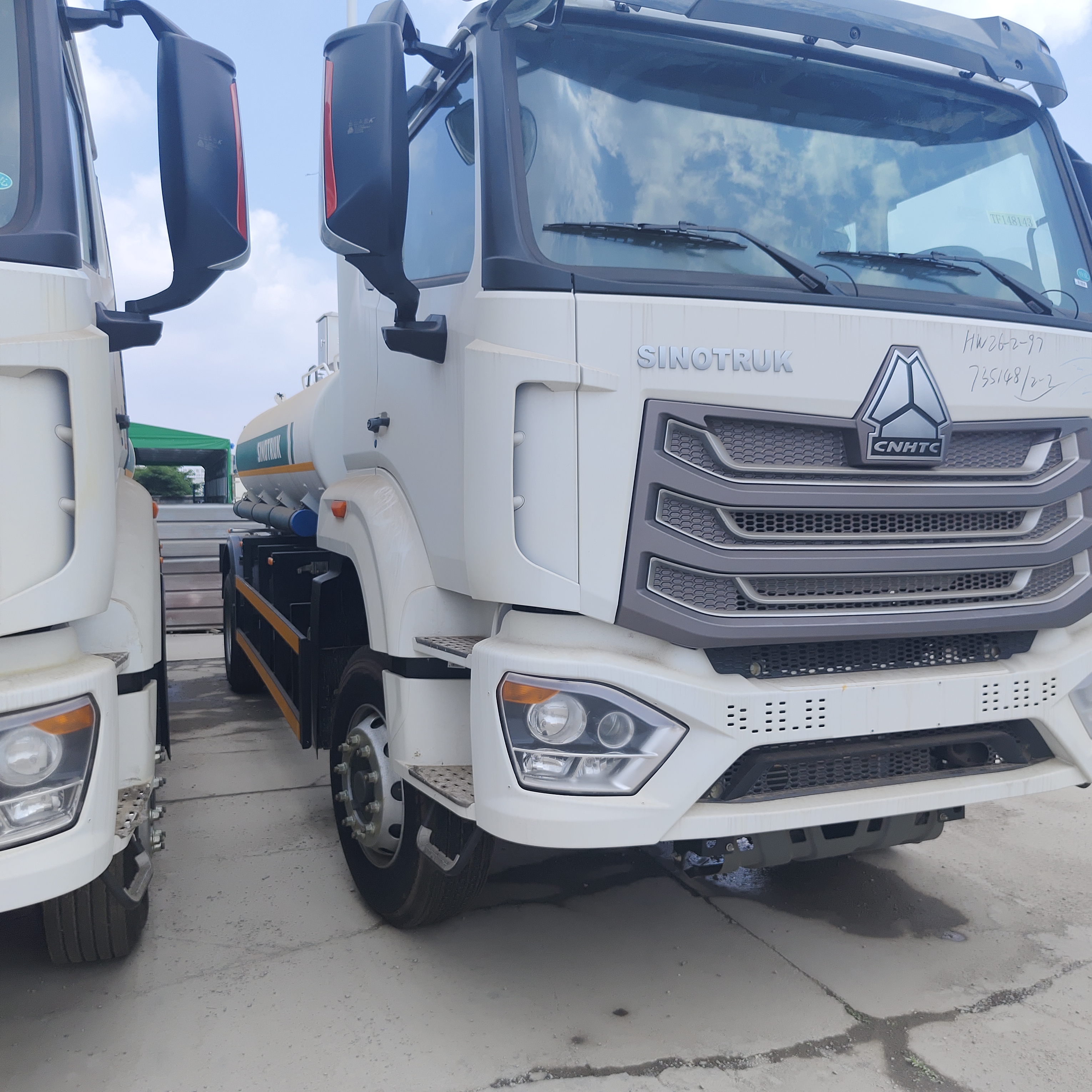 HOWO NX 6×4 CNG-brandstoftankwagen met een motor van 400 pk en een nuttige lading van 20 ton voor het vervoer van diesel en benzine