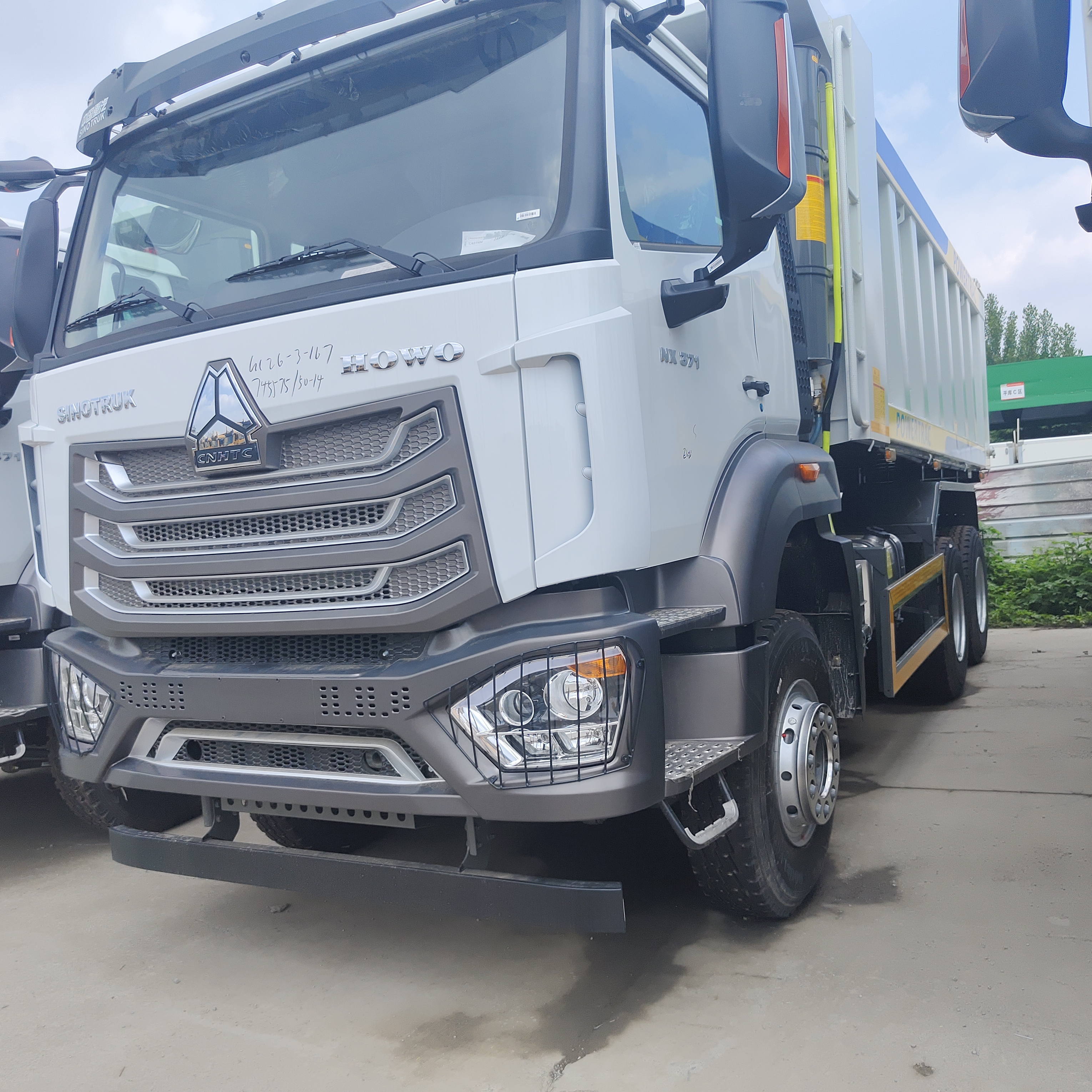 HOWO NX 6×4 mijnbouw dumptruck met 400 pk motor en U-vormige dumpcarrosserie voor zwaar vervoer